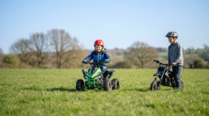 Deux enfants souriants, casqués, dans un champ: l'un sur un quad vert, l'autre avec une moto cross noire. Loisir motorisé.
